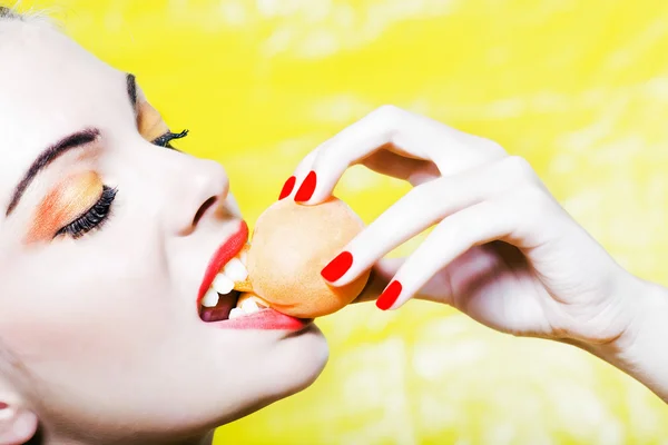 Γυναίκα πορτρέτο τρώνε ένα βερίκοκο — Φωτογραφία Αρχείου