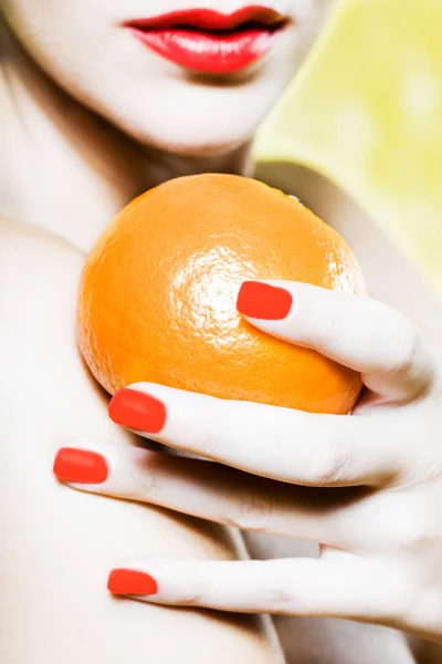 Holding a mandarin narancs-mandarin nő portré — Stock Fotó
