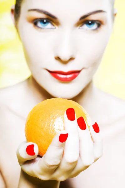 Frauenporträt mit orangefarbenem Lächeln — Stockfoto