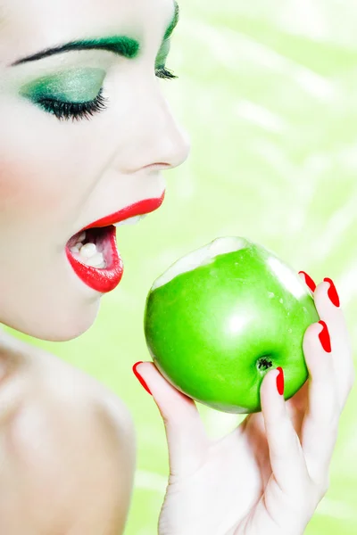 Mujer retrato comer una manzana — Foto de Stock