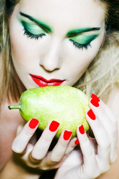 梨の香り女性の肖像画 — ストック写真