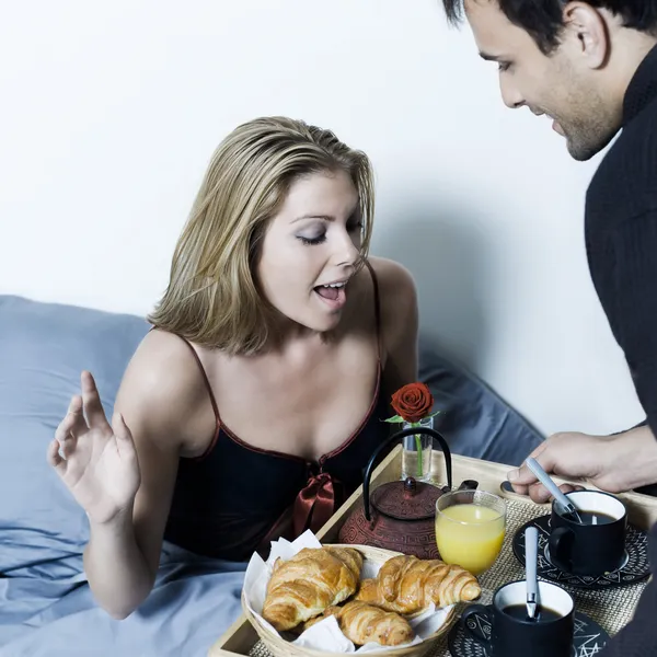 Yatakta romantik kahvaltı — Stok fotoğraf