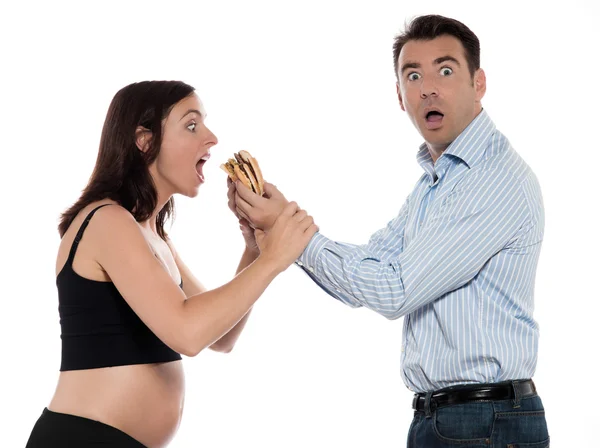 Casal esperando bebê dar hambúrguer — Fotografia de Stock