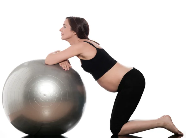 Těhotná žena míč cvičení — Stock fotografie
