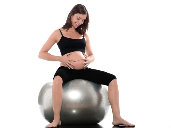Беременная женщина Счастливая сидя на швейцарском мяч фитнес — стоковое фото