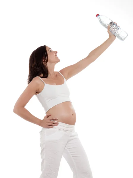 Gravid kvinna stående innehar vattenflaska — Stockfoto