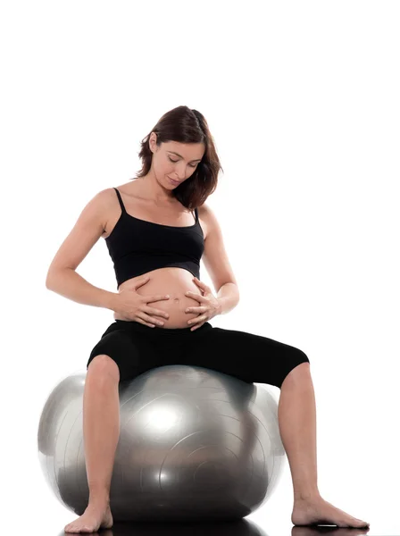 Donna incinta Relax sedersi sulla palla fitness — Foto Stock
