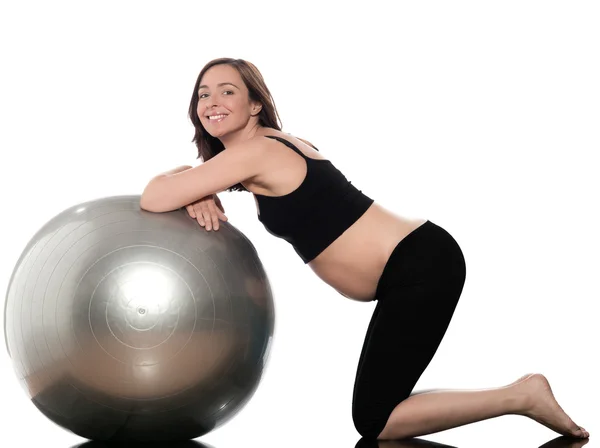 怀孕的女人瑞士球健身 — 图库照片