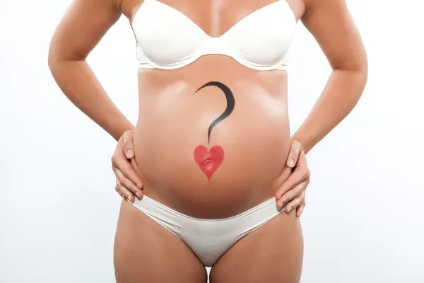 Těhotná žena se srdcem na břicho — Stock fotografie