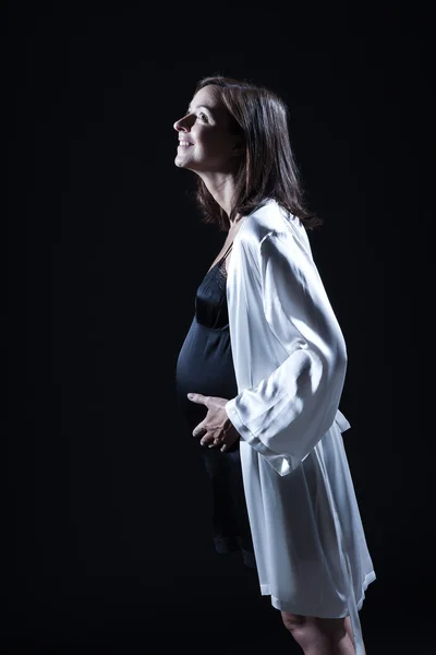 Schöne kaukasische schwangere Frau im Nachthemd — Stockfoto