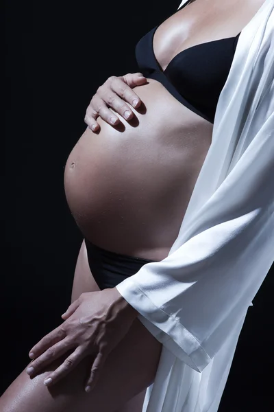Bella donna caucasica incinta in camicia da notte — Foto Stock