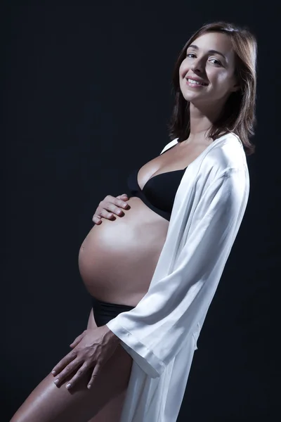 Güzel beyaz hamile kadın geceliği — Stok fotoğraf