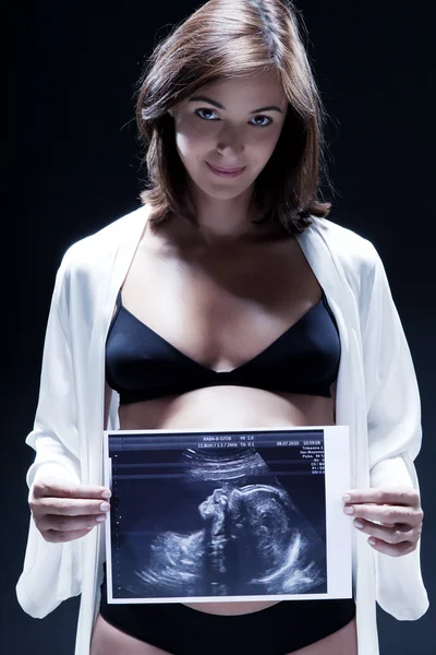 Bella donna caucasica incinta in camicia da notte — Foto Stock