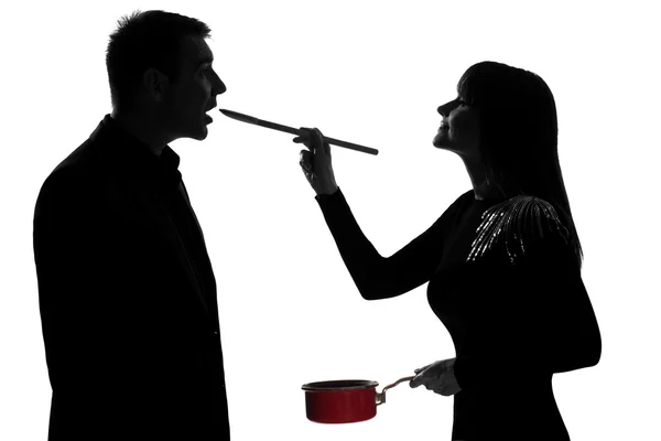 Ett par man och kvinna provsmakning matlagning sås pan — Stockfoto