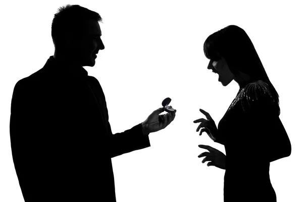 Un uomo coppia che offre anello di fidanzamento e donna felice sorpresa — Foto Stock