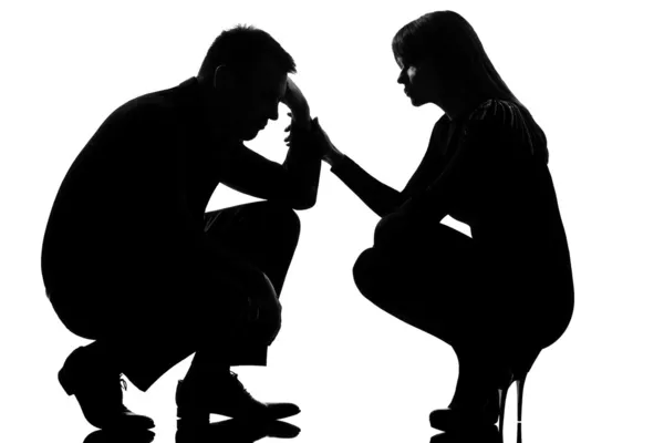 Ett par man ledsen och kvinna vårdande tröstande — Stockfoto