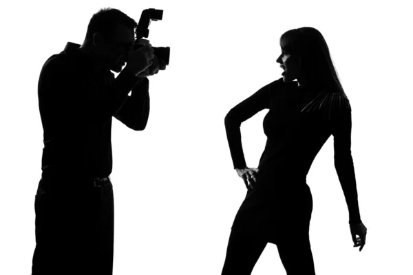 Een paar man fotograaf en mannequin vrouw — Stockfoto