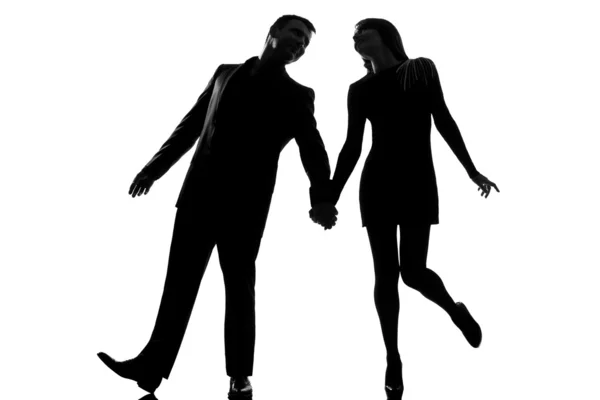 Один любовник пара мужчина и женщина ходят держась за руки — стоковое фото