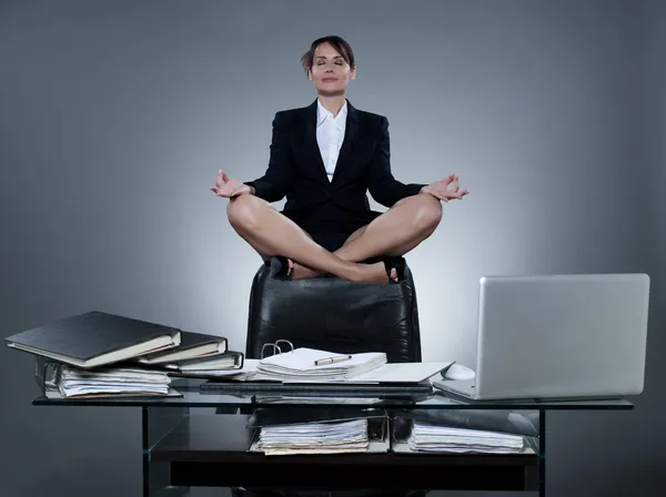 Zakelijke secretaris vrouw levitatie — Stockfoto