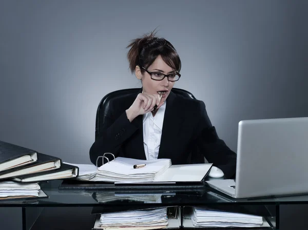 Business woman working busy computing laptop computer — Stock Photo, Image