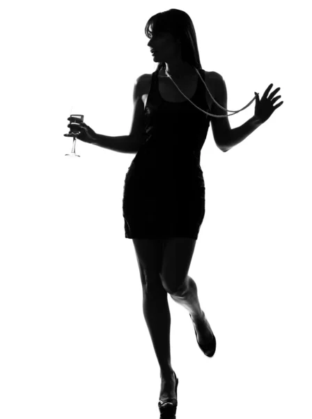 Стильная силуэт женщина пьет коктейль — стоковое фото