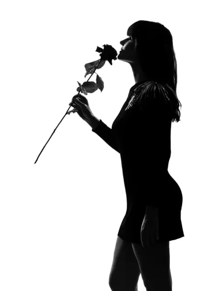Stilvolle Silhouette Frau riecht eine Blume Rose — Stockfoto
