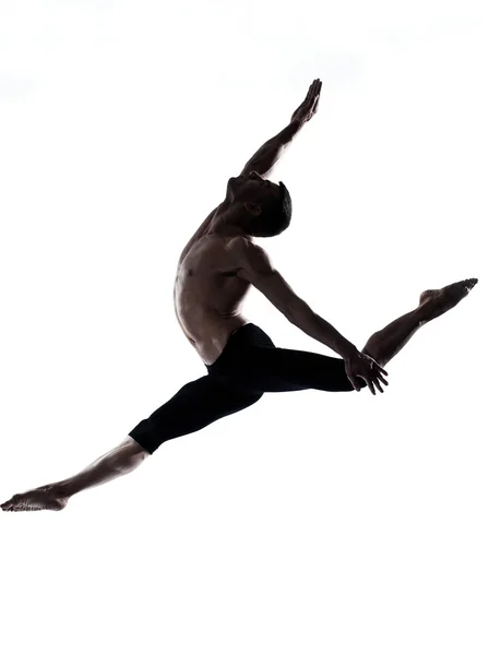 Mann moderner Balletttänzer tanzt Gymnastik akrobatisches Springen — Stockfoto