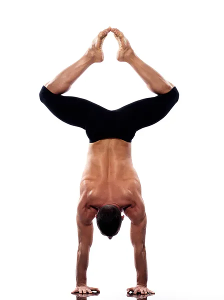 Uomo yoga manubrio full length acrobazie ginniche — Foto Stock