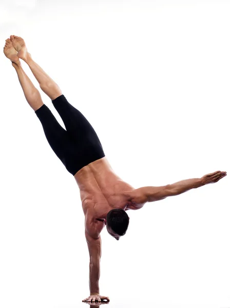 Mens yoga handstand volledige lengte gymnastische acrobatiek — Stockfoto