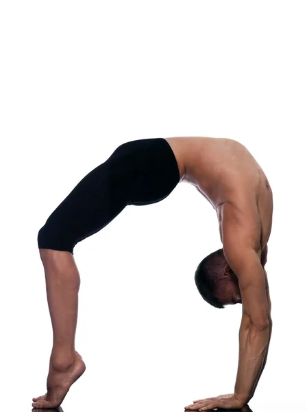 Man sarvangasana setu bandha brug pose yoga — Stockfoto