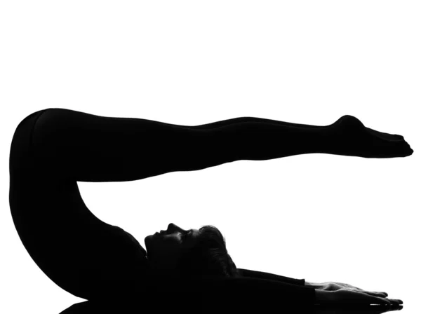Kvinna halasana axel står yogaställning Stockfoto