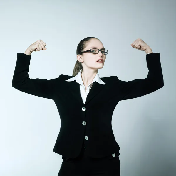 Una mujer poderosa fuerte flexionando los músculos orgullosos —  Fotos de Stock
