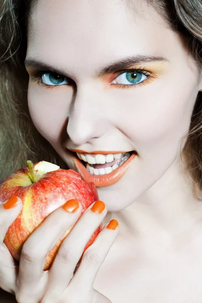 Mulher segurando uma fruta de maçã — Fotografia de Stock