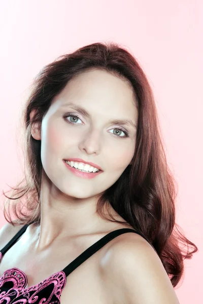 美しい 25 歳の笑顔の女性の肖像画 — ストック写真