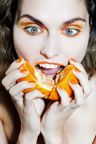 Woman holding citrus fruit — Stock Photo, Image