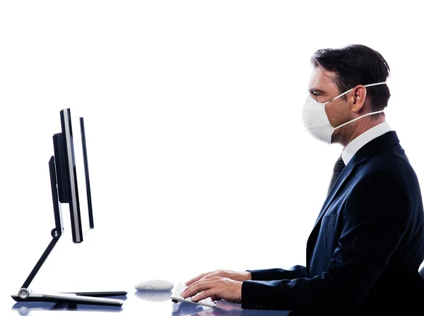 Kaukaski mężczyzna portret z noszenia maski ochrony komputera — Zdjęcie stockowe