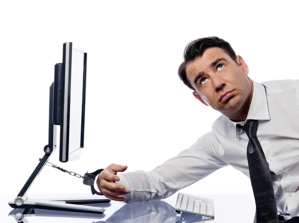 Man geketend aan computer met handboeien triest — Stockfoto