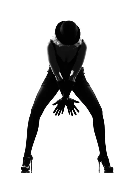Стильная женщина-силуэт танцует кабаре — стоковое фото