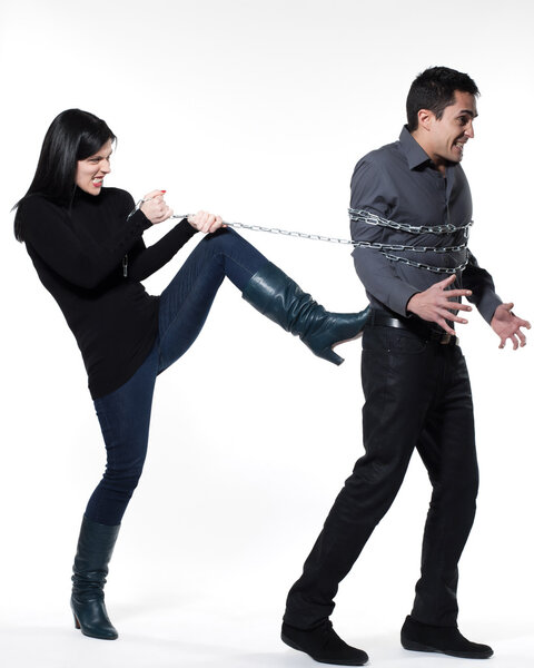 Женщина приковала мужчину цепью
