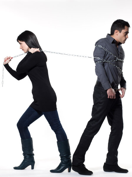 Женщина приковала мужчину цепью
