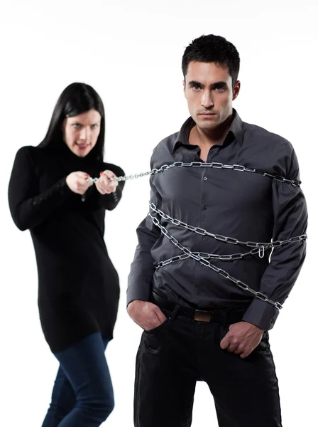 Mulher restringindo um homem acorrentado — Fotografia de Stock