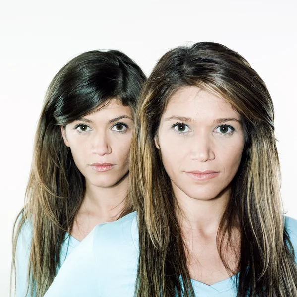 Женский портрет сестры-близнеца — стоковое фото