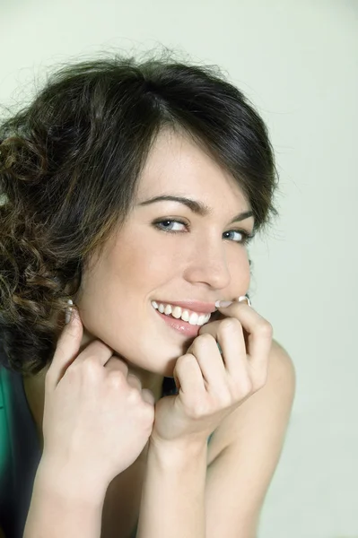 Portréja egy fiatal gyönyörű barna nő toothy mosoly — Stock Fotó