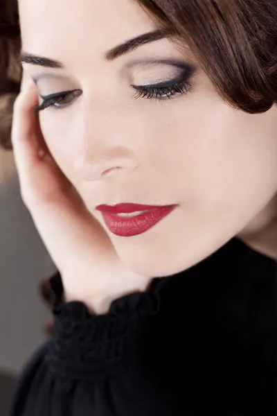 Κινηματογράφηση σε πρώτο πλάνο του μια όμορφη γυναίκα με κόκκινα χείλη, κοιτάζοντας προς τα κάτω — Φωτογραφία Αρχείου