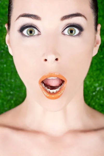 Szép nő, tárva-nyitva zöld szemmel és fényes ajkak — Stock Fotó
