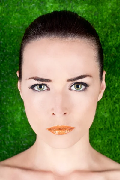 Yeşil gözleri ve parlak ciddi ve güzel bir kadın portresi — Stok fotoğraf