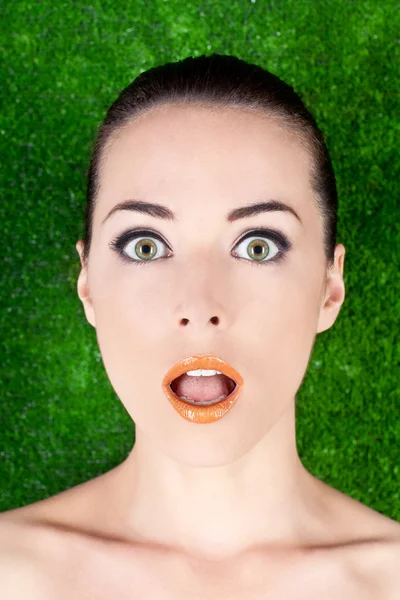 A meglepett gyönyörű nő tátott szájjal portréja — Stock Fotó