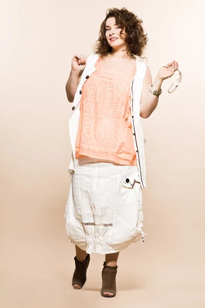 大規模なビルド白人女性春夏ファッション — ストック写真