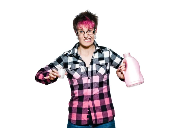 Mulher irritada segurando detergente — Fotografia de Stock