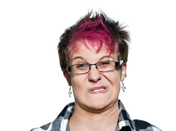 Close-up de uma mulher irritada fazendo um rosto — Fotografia de Stock